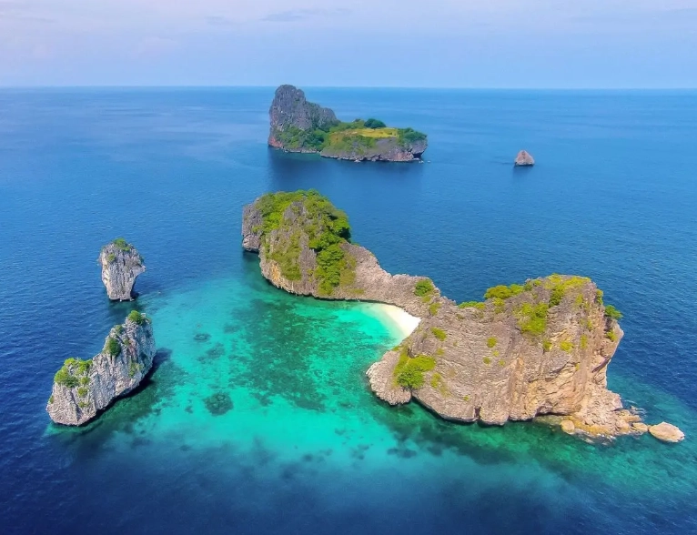 Which islands in Thailand are best for diving?