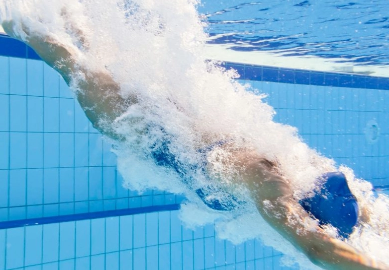 competitive swimming starts