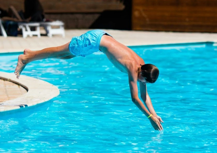 competitive swimming starts