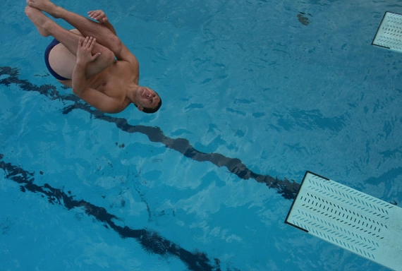 competitive swimming dives